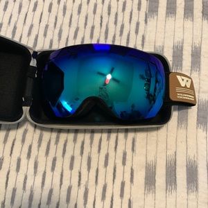 Wilderness ski goggles plus case